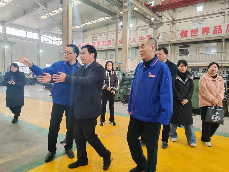 紅旗區(qū)委書記劉宏鋒蒞臨河一工考察指導(dǎo)